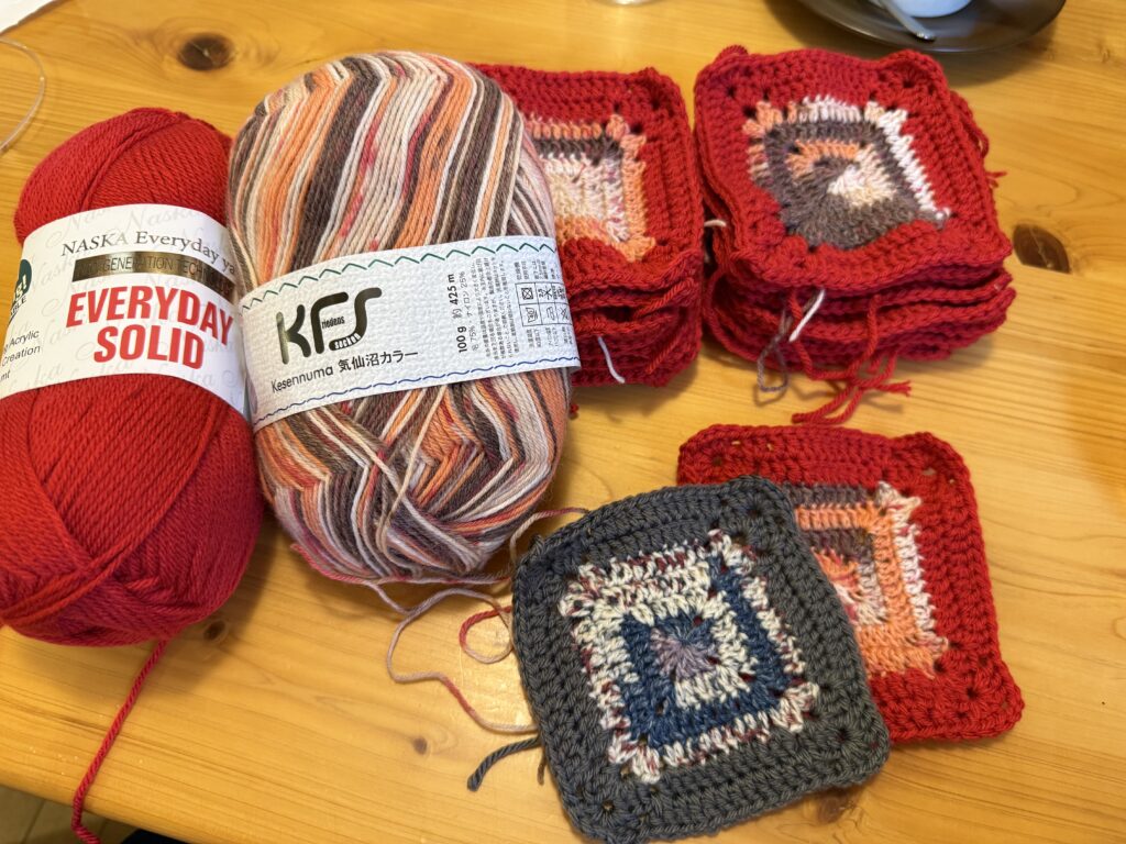 オパール毛糸とEveryday Solidで編んだ娘用モチーフカーディガン制作途中