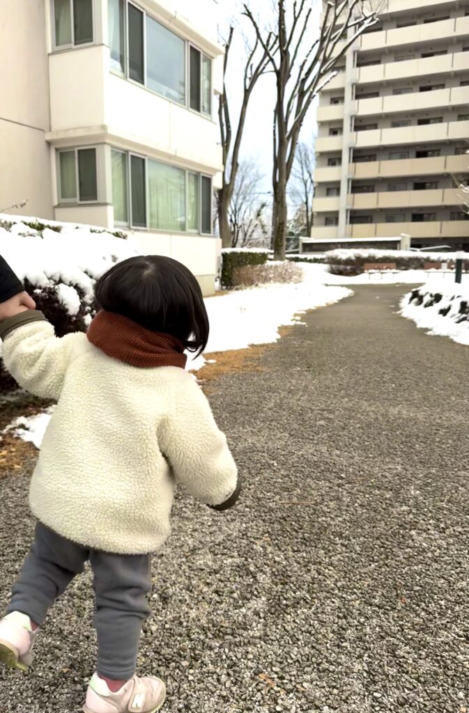 珍しく積雪があった日に雪景色の中をご機嫌で散歩する娘