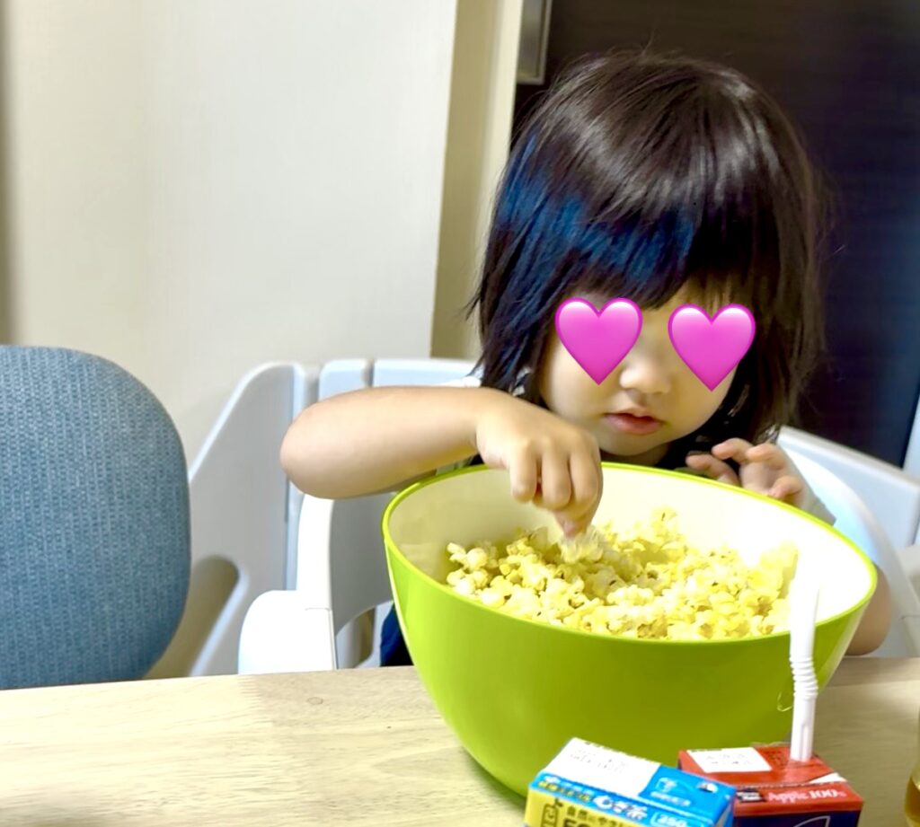 マイブームのポップコーンを食べる娘